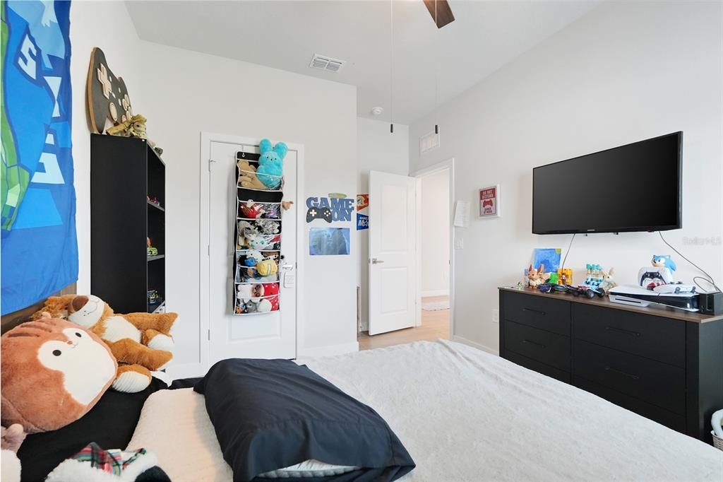 En Venta: $675,000 (4 camas, 3 baños, 2550 Pies cuadrados)