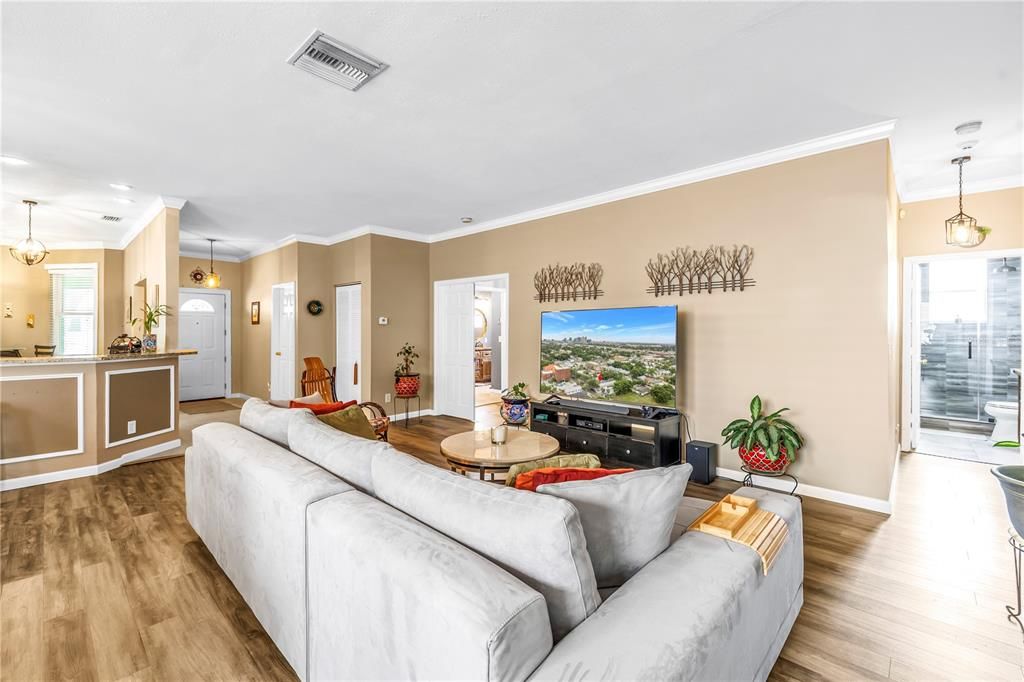 Под контрактом: $479,000 (3 спален, 2 ванн, 1877 Квадратных фут)
