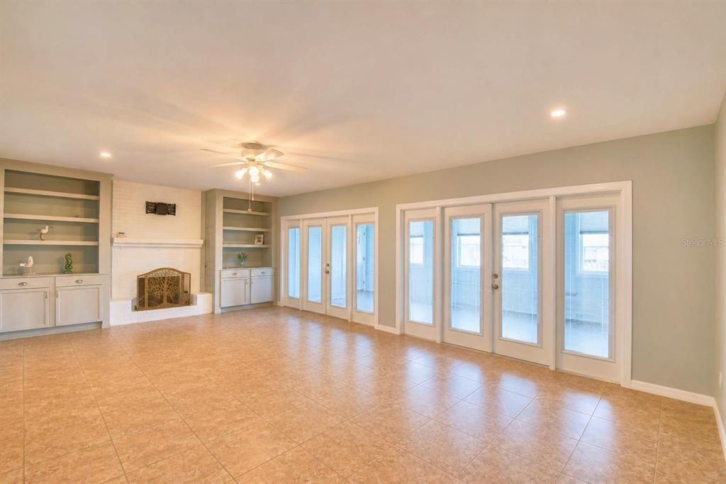 For Sale: $479,000 (2 beds, 2 baths, 965 Square Feet)