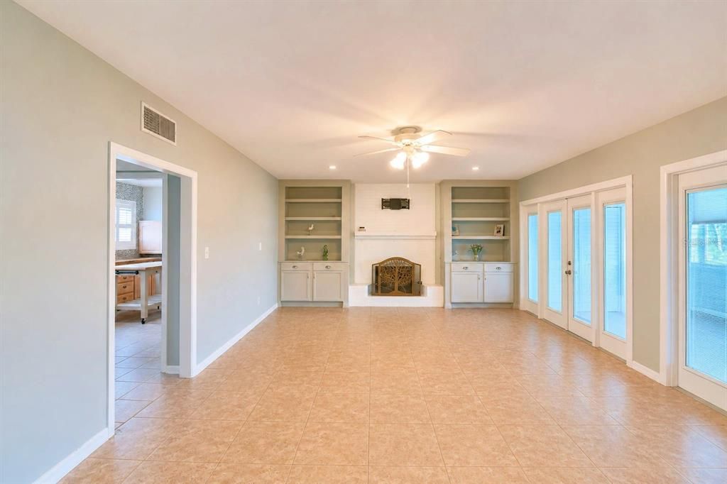 For Sale: $479,000 (2 beds, 2 baths, 965 Square Feet)