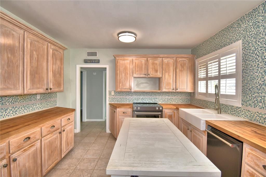 For Sale: $479,000 (2 beds, 2 baths, 965 Square Feet)