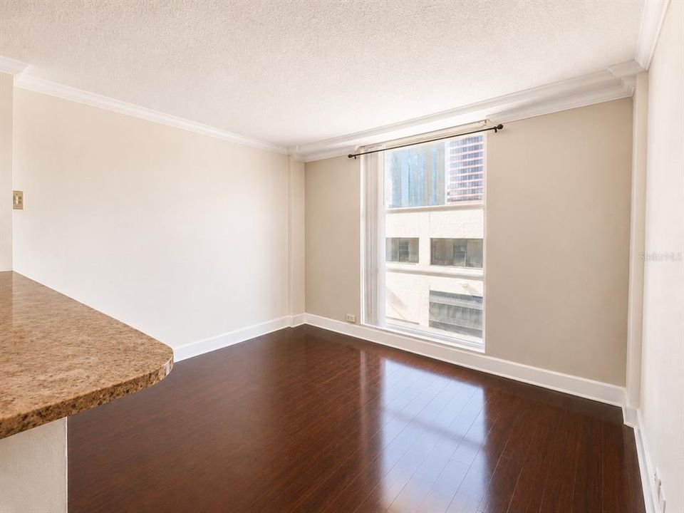 For Rent: $1,300 (1 beds, 1 baths, 554 Square Feet)