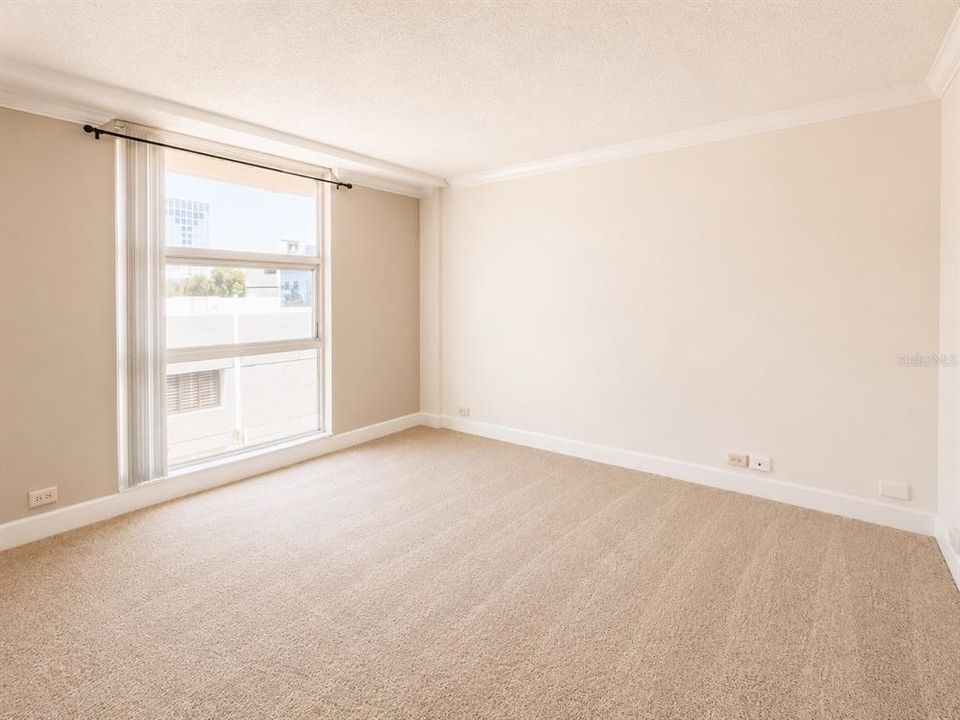 For Rent: $1,300 (1 beds, 1 baths, 554 Square Feet)