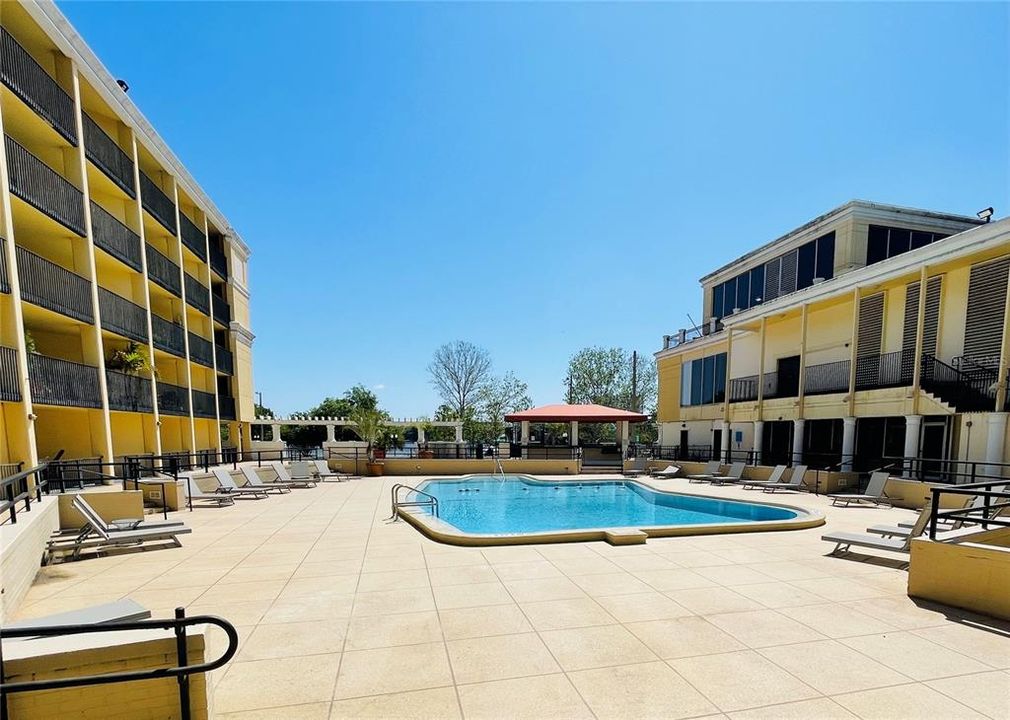 For Rent: $1,300 (1 beds, 1 baths, 554 Square Feet)