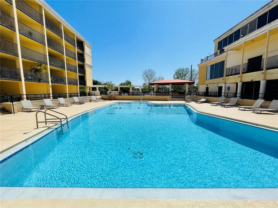 For Rent: $1,300 (1 beds, 1 baths, 554 Square Feet)