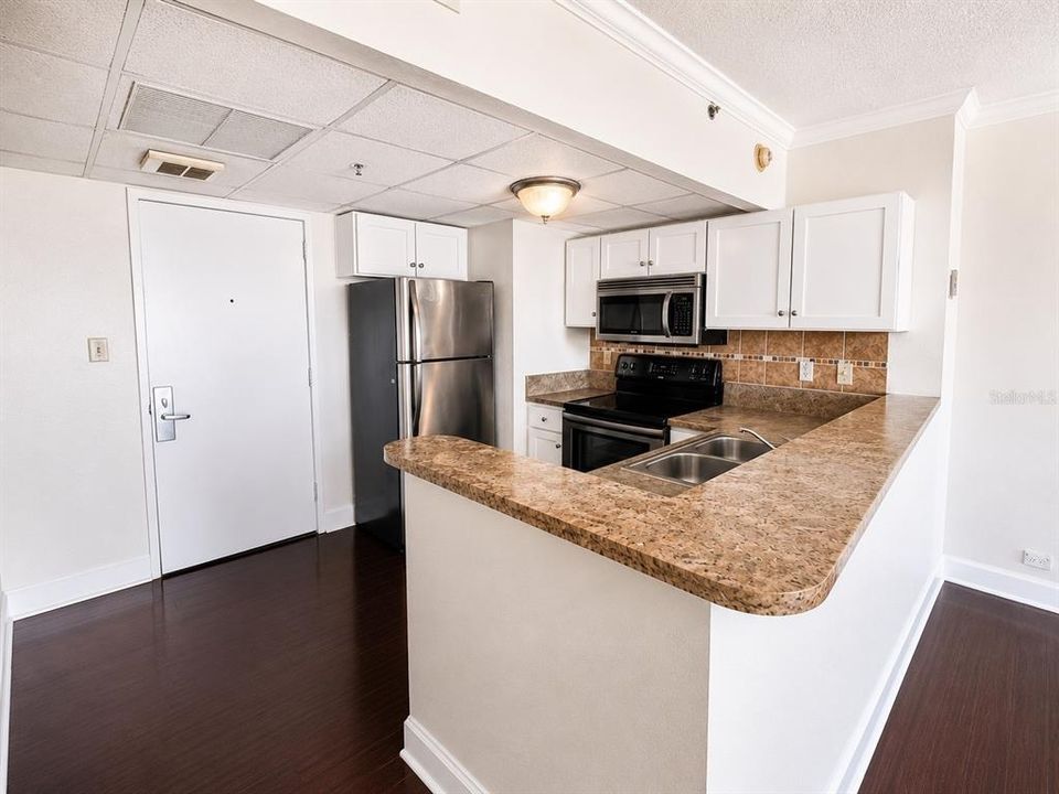 For Rent: $1,300 (1 beds, 1 baths, 554 Square Feet)