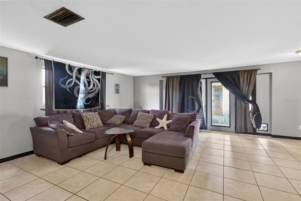 На продажу: $134,900 (2 спален, 1 ванн, 873 Квадратных фут)
