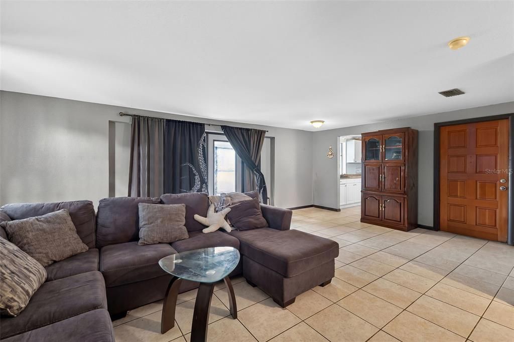 На продажу: $134,900 (2 спален, 1 ванн, 873 Квадратных фут)