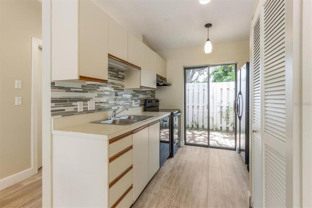 For Sale: $180,000 (2 beds, 2 baths, 722 Square Feet)