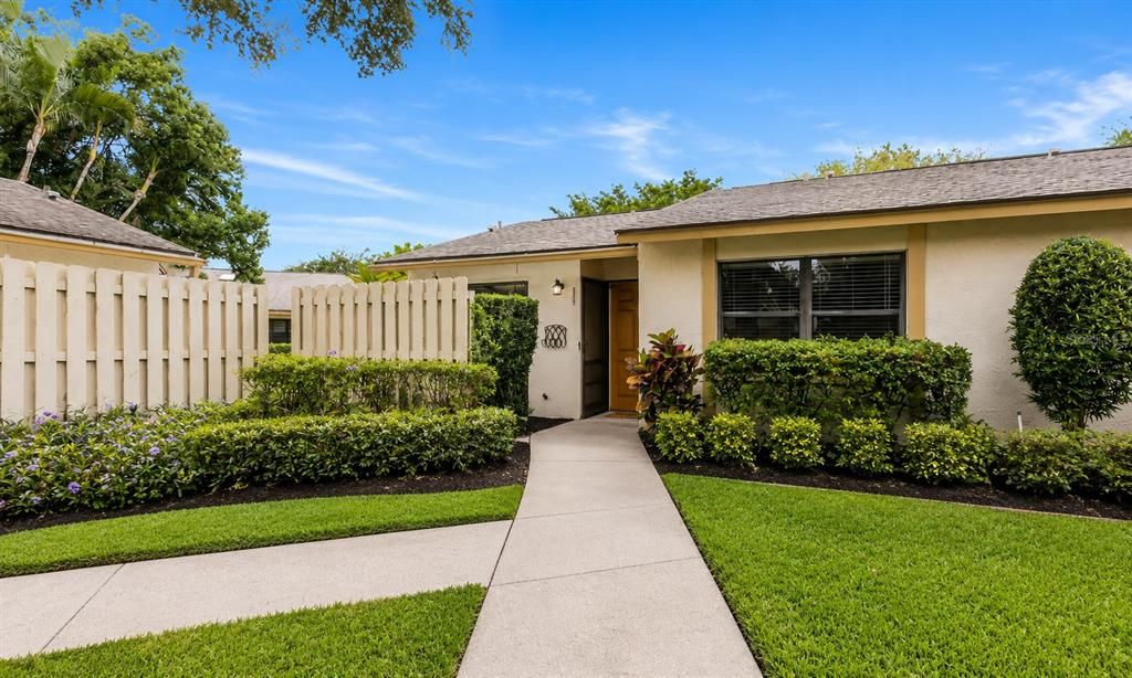 For Sale: $180,000 (2 beds, 2 baths, 722 Square Feet)