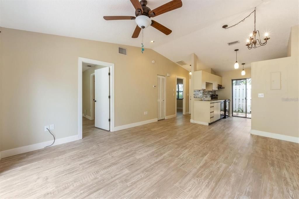 For Sale: $180,000 (2 beds, 2 baths, 722 Square Feet)