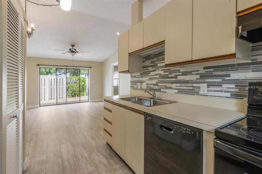 For Sale: $180,000 (2 beds, 2 baths, 722 Square Feet)
