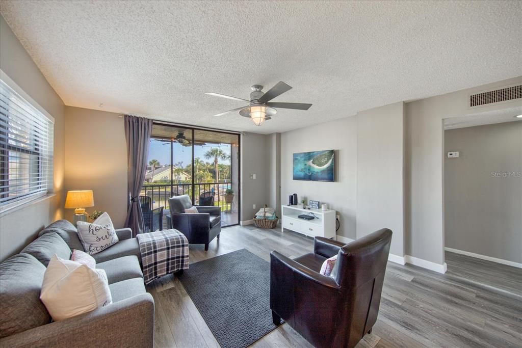 For Sale: $399,900 (2 beds, 2 baths, 1250 Square Feet)