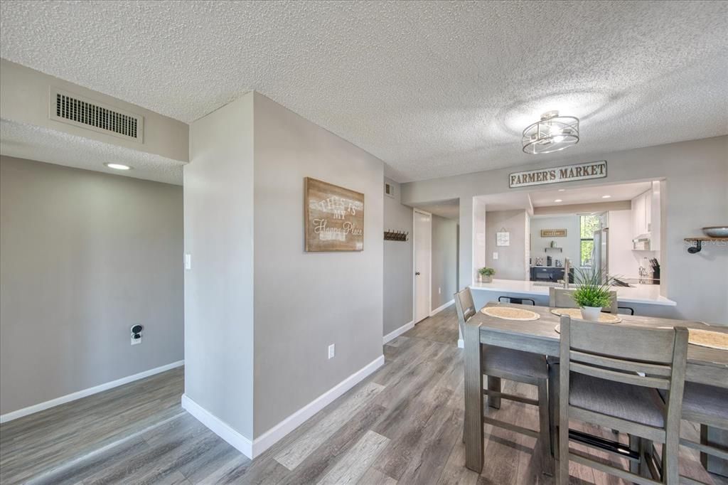 For Sale: $399,900 (2 beds, 2 baths, 1250 Square Feet)