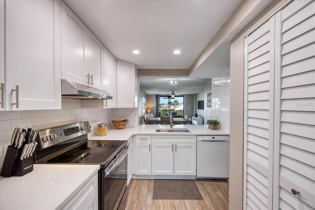 For Sale: $399,900 (2 beds, 2 baths, 1250 Square Feet)