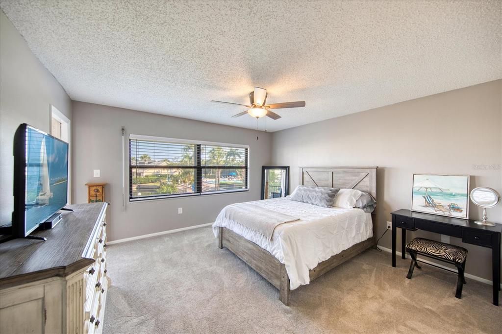 For Sale: $399,900 (2 beds, 2 baths, 1250 Square Feet)