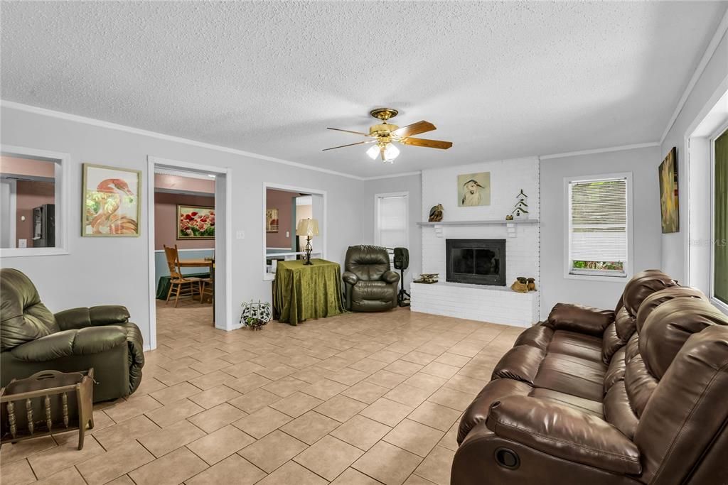 На продажу: $299,900 (3 спален, 2 ванн, 1680 Квадратных фут)