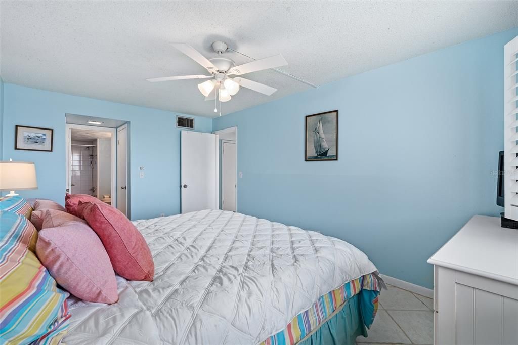 For Sale: $398,000 (2 beds, 2 baths, 1107 Square Feet)