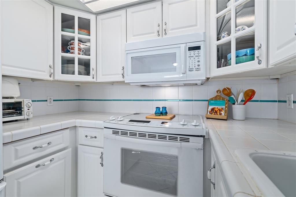 For Sale: $398,000 (2 beds, 2 baths, 1107 Square Feet)