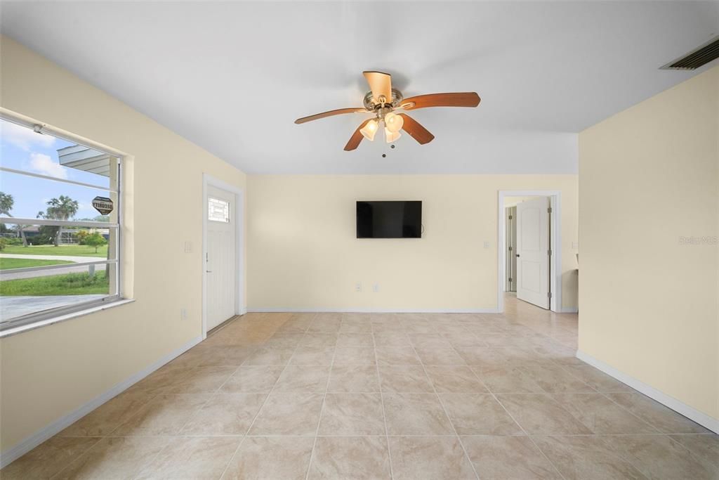 For Sale: $345,000 (3 beds, 2 baths, 1170 Square Feet)