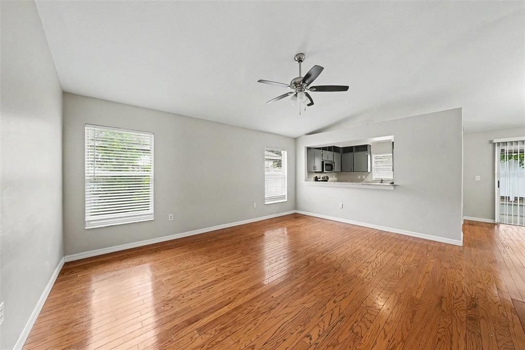 For Sale: $334,900 (4 beds, 2 baths, 1410 Square Feet)
