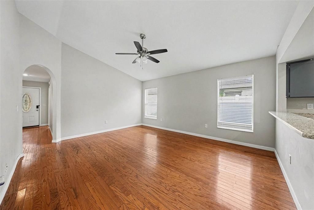For Sale: $334,900 (4 beds, 2 baths, 1410 Square Feet)