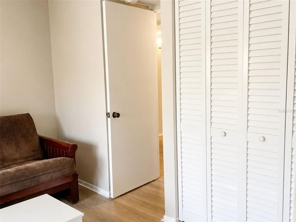For Sale: $154,900 (2 beds, 1 baths, 857 Square Feet)