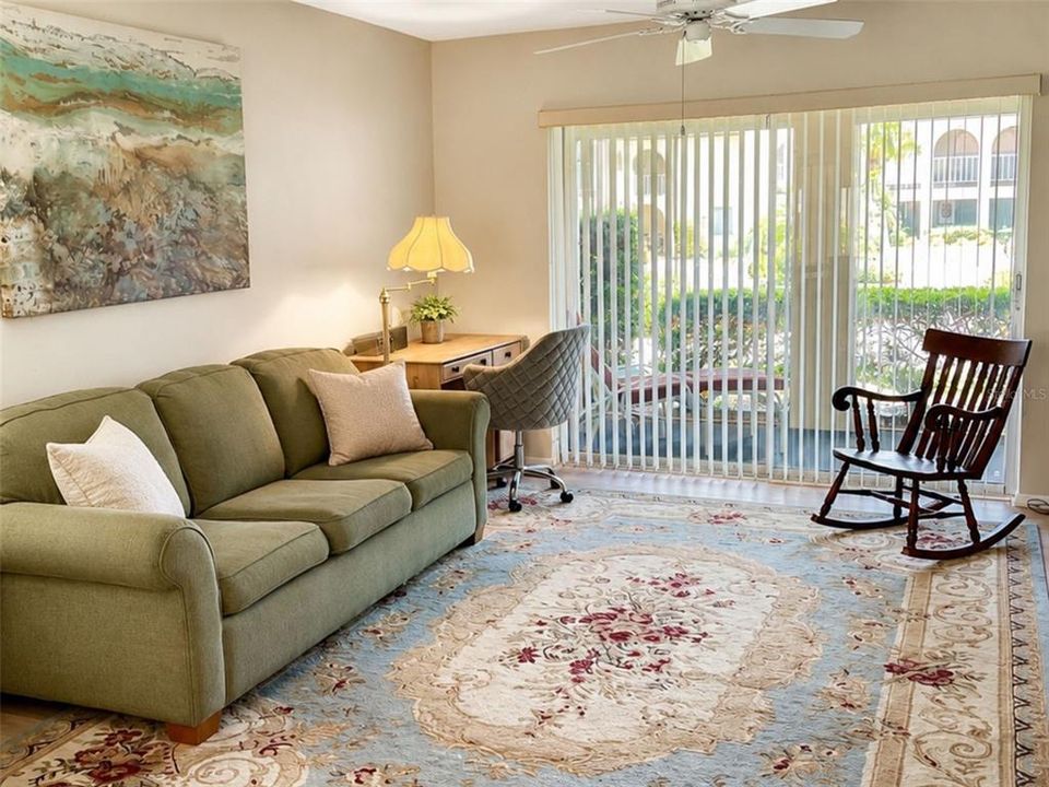 For Sale: $154,900 (2 beds, 1 baths, 857 Square Feet)