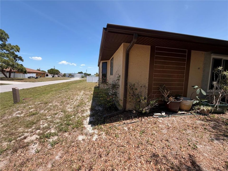 For Sale: $209,900 (2 beds, 2 baths, 1273 Square Feet)