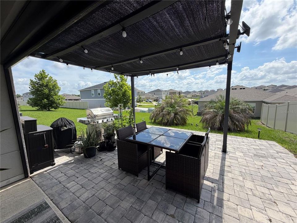 For Rent: $2,400 (4 beds, 2 baths, 2004 Square Feet)