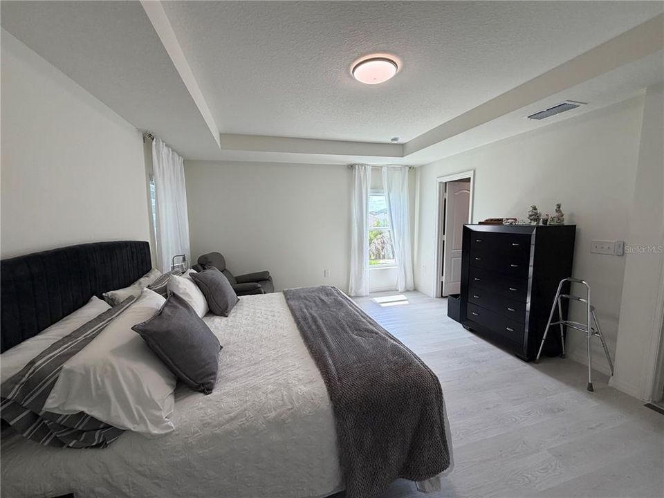 For Rent: $2,400 (4 beds, 2 baths, 2004 Square Feet)