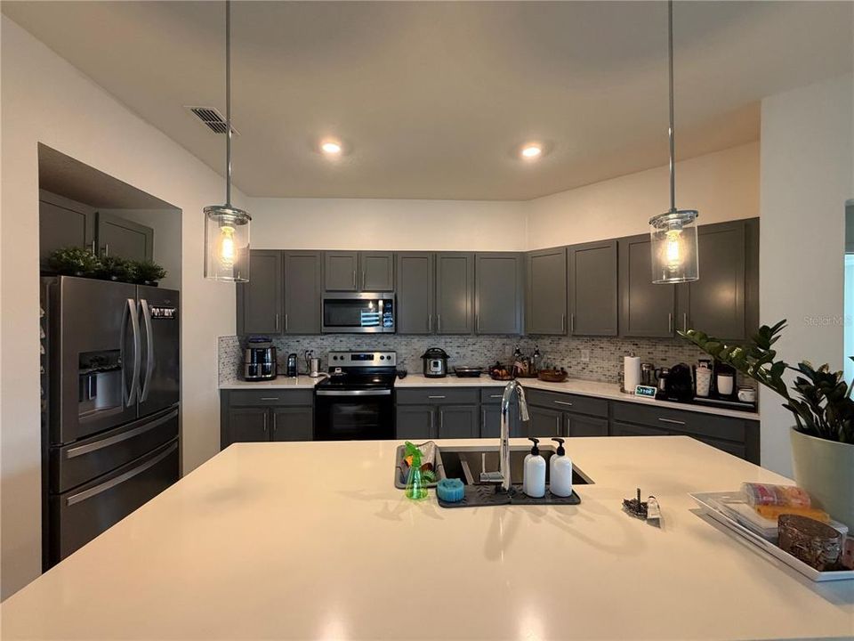 For Rent: $2,400 (4 beds, 2 baths, 2004 Square Feet)