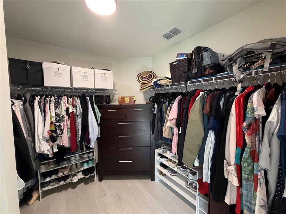 For Rent: $2,400 (4 beds, 2 baths, 2004 Square Feet)