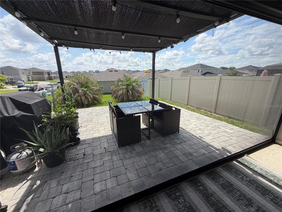 For Rent: $2,400 (4 beds, 2 baths, 2004 Square Feet)