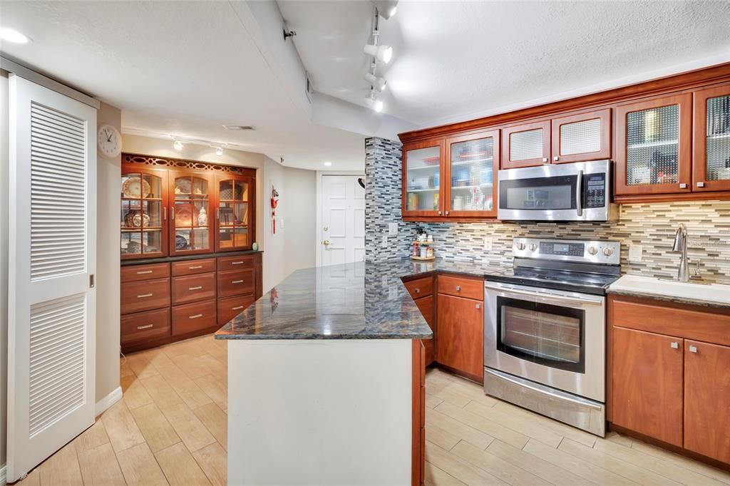 For Sale: $375,000 (2 beds, 2 baths, 1189 Square Feet)