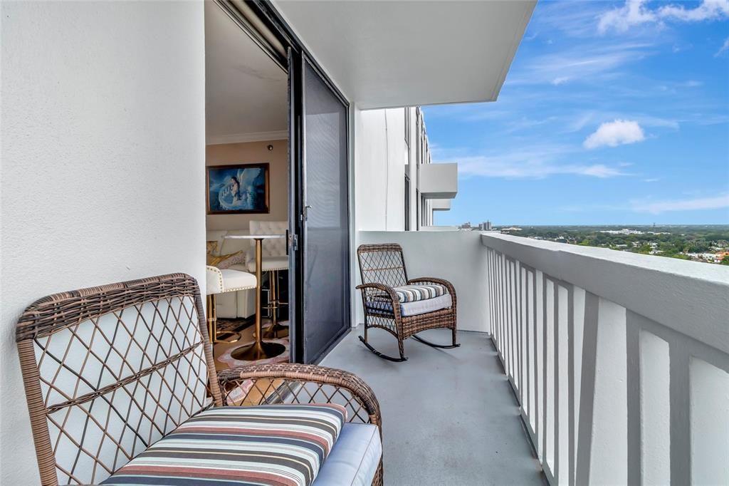 For Sale: $375,000 (2 beds, 2 baths, 1189 Square Feet)