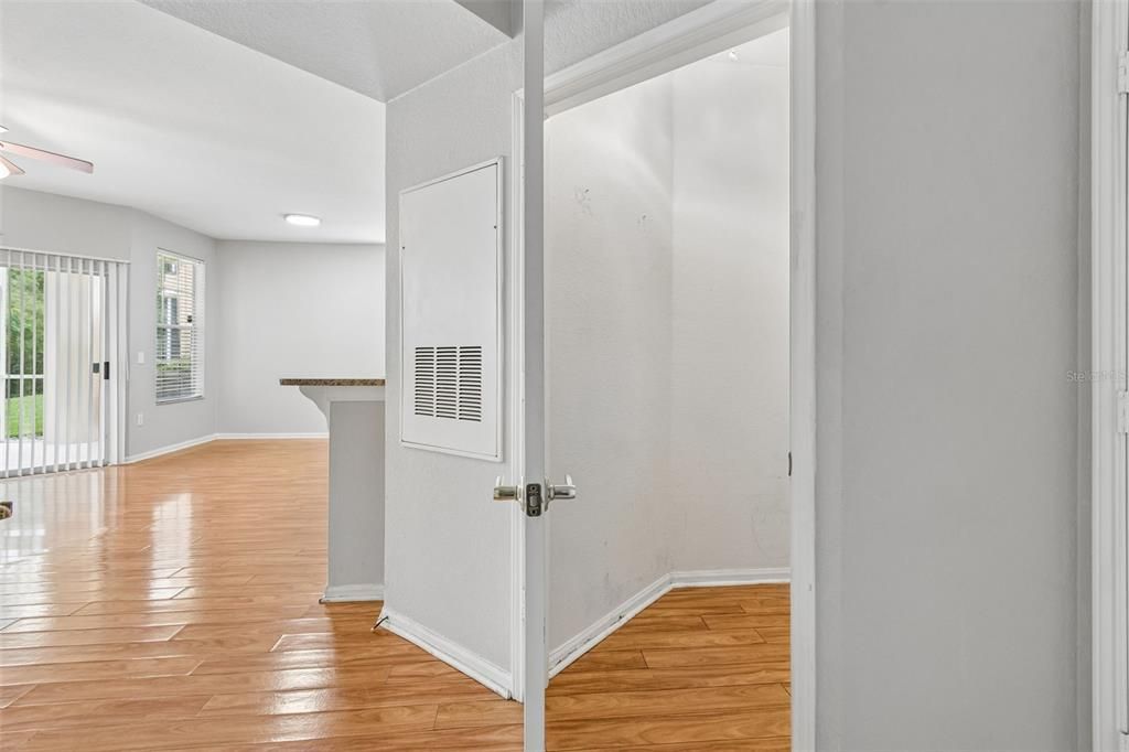 For Sale: $165,000 (1 beds, 1 baths, 851 Square Feet)
