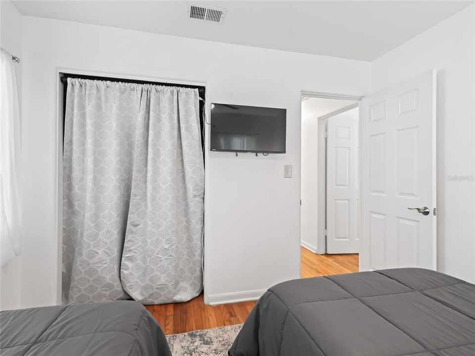 For Sale: $350,000 (3 beds, 2 baths, 1659 Square Feet)
