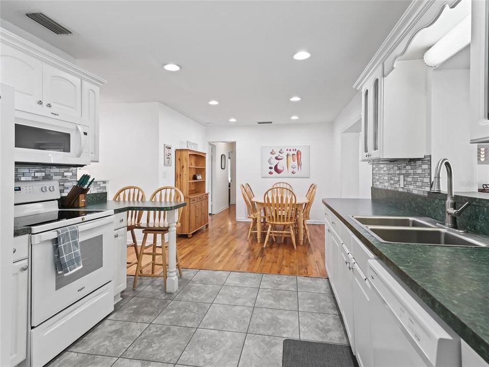 For Sale: $350,000 (3 beds, 2 baths, 1659 Square Feet)