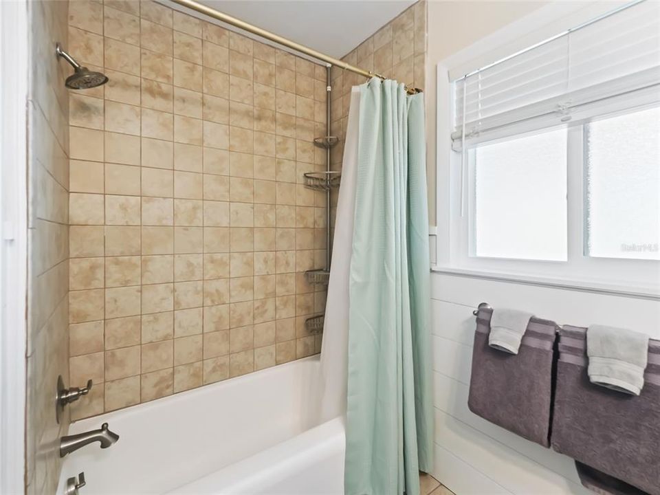 For Sale: $350,000 (3 beds, 2 baths, 1659 Square Feet)