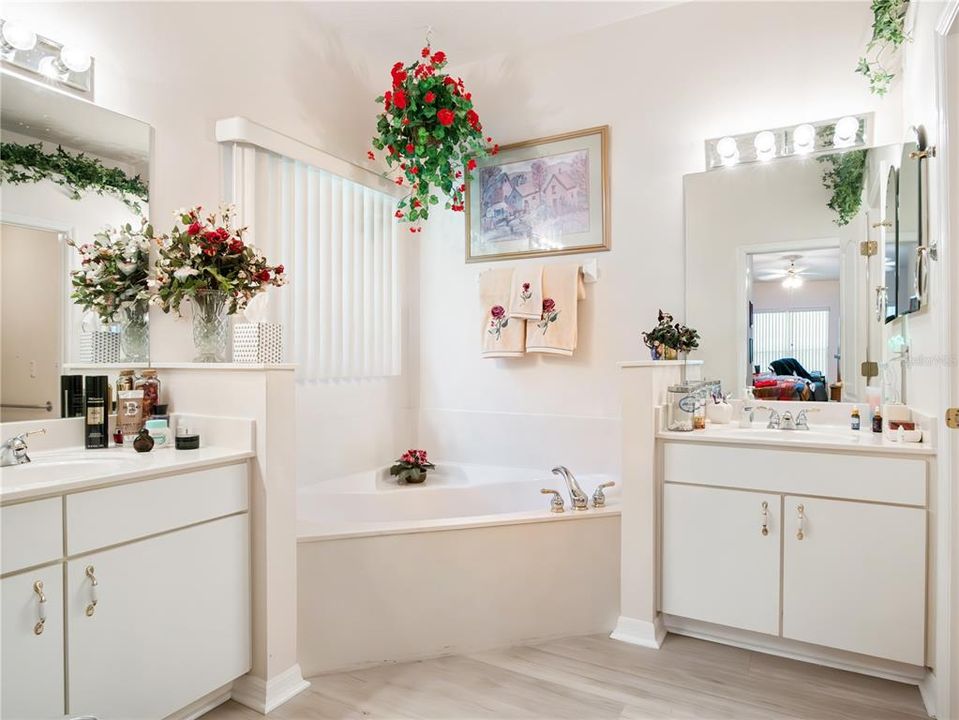 For Sale: $369,900 (2 beds, 2 baths, 2031 Square Feet)