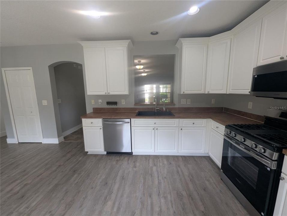 В аренду: $2,800 (4 спален, 2 ванн, 1718 Квадратных фут)