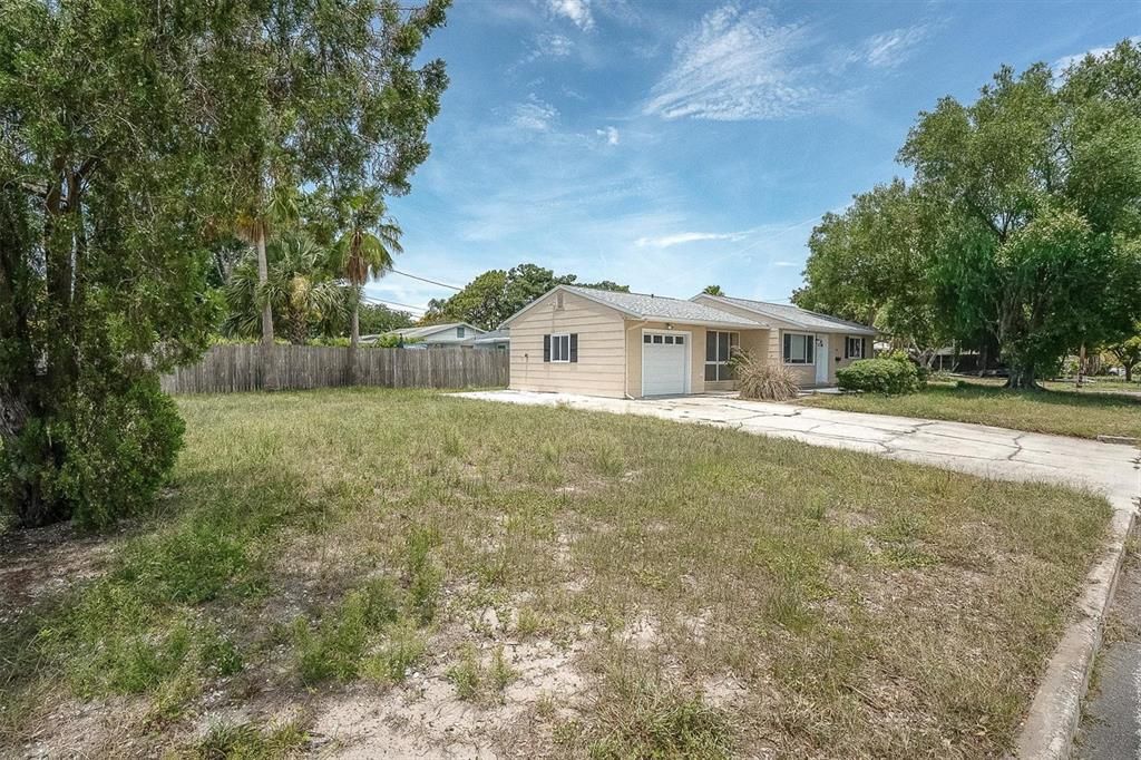 For Rent: $1,850 (2 beds, 1 baths, 735 Square Feet)