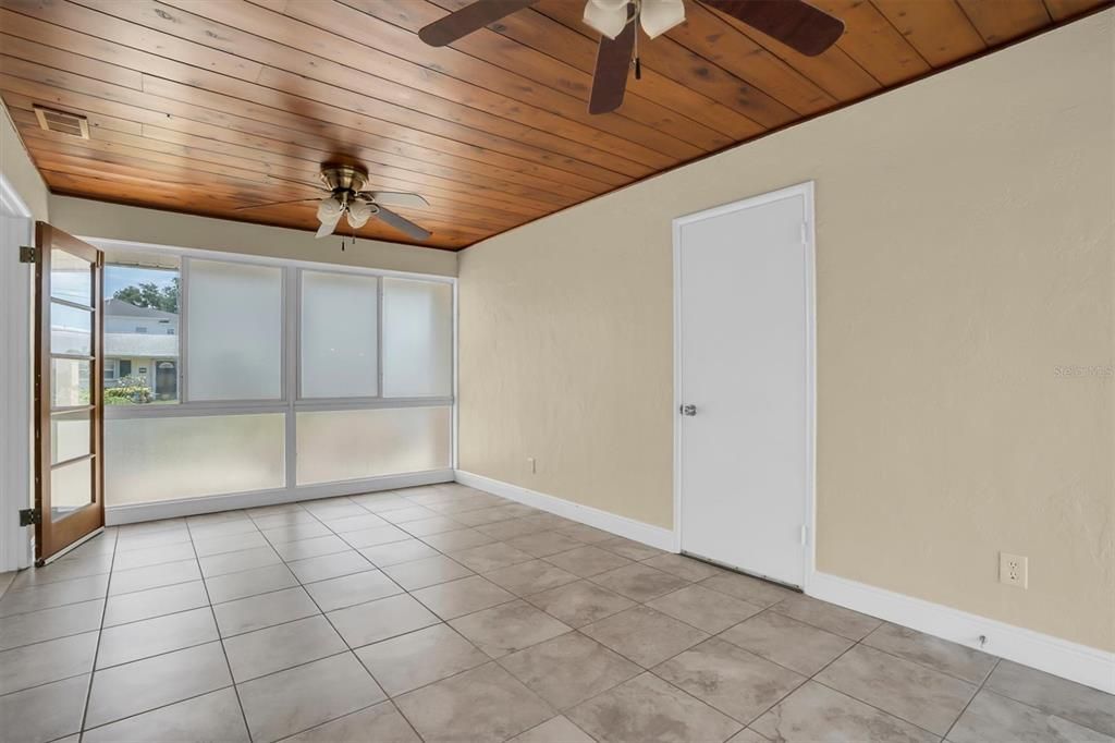 For Rent: $1,850 (2 beds, 1 baths, 735 Square Feet)