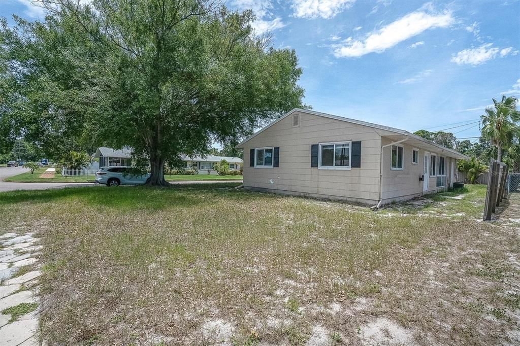 For Rent: $1,850 (2 beds, 1 baths, 735 Square Feet)