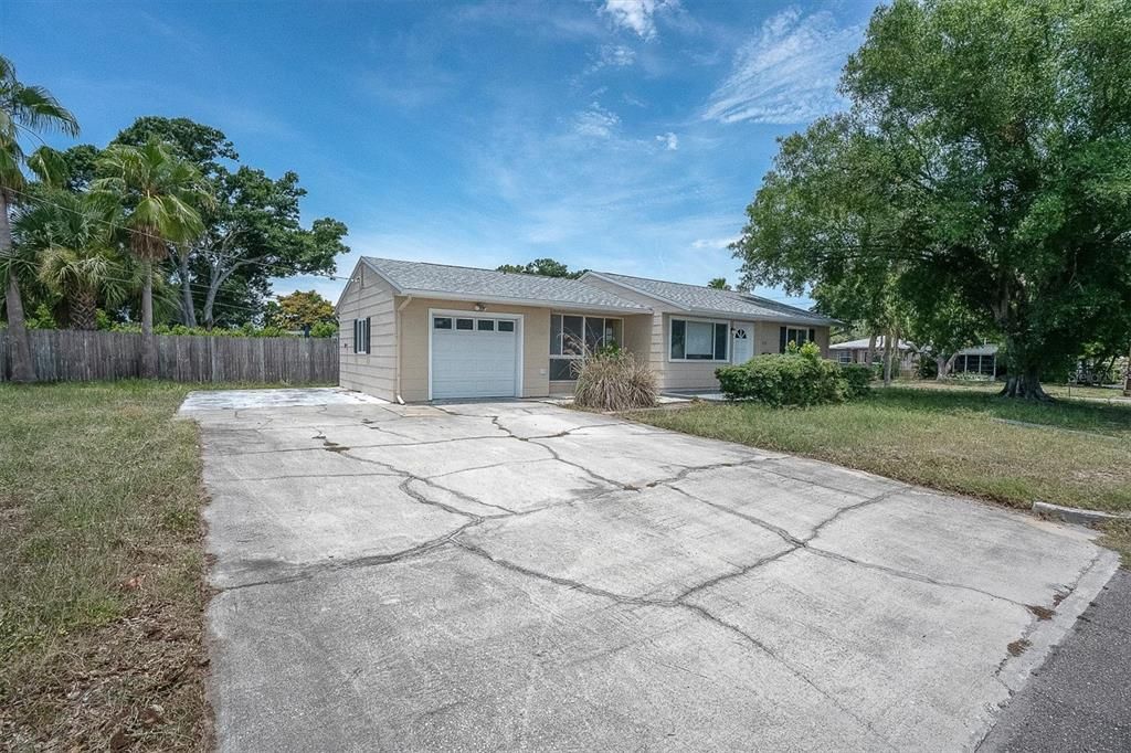 For Rent: $1,850 (2 beds, 1 baths, 735 Square Feet)