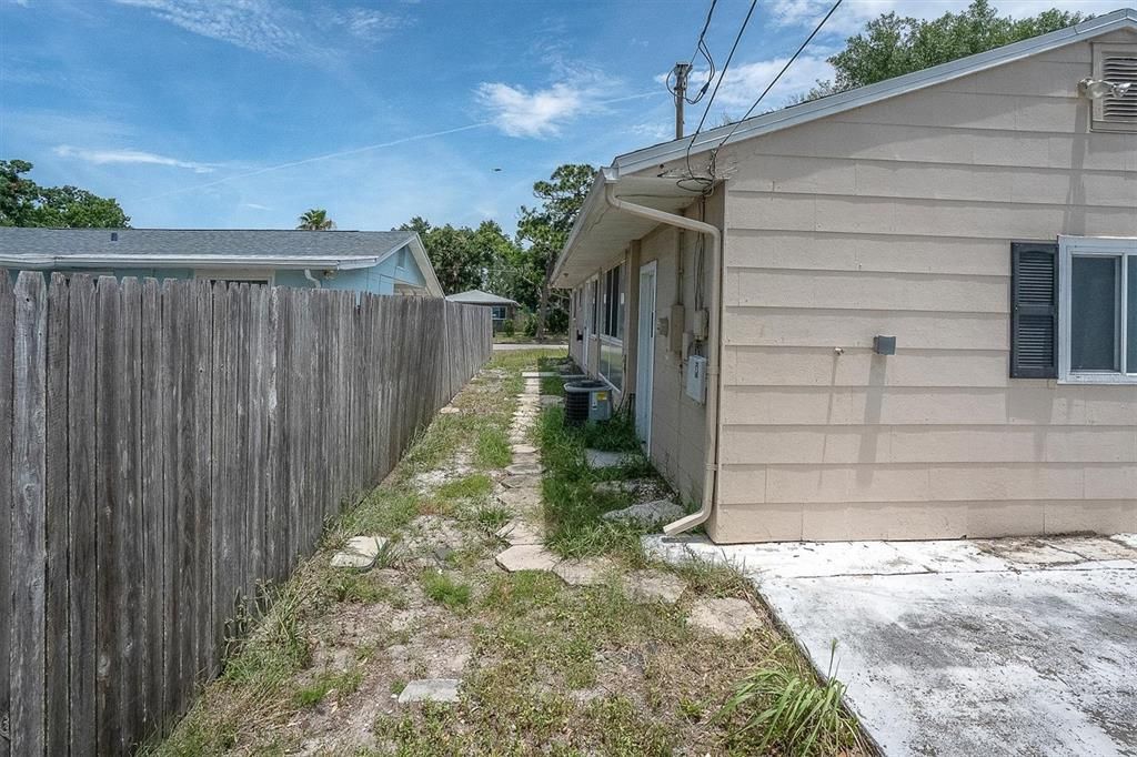 For Rent: $1,850 (2 beds, 1 baths, 735 Square Feet)