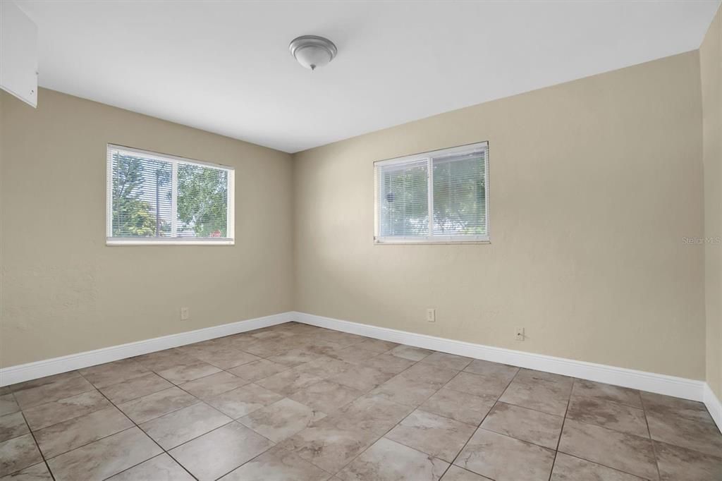 For Rent: $1,850 (2 beds, 1 baths, 735 Square Feet)