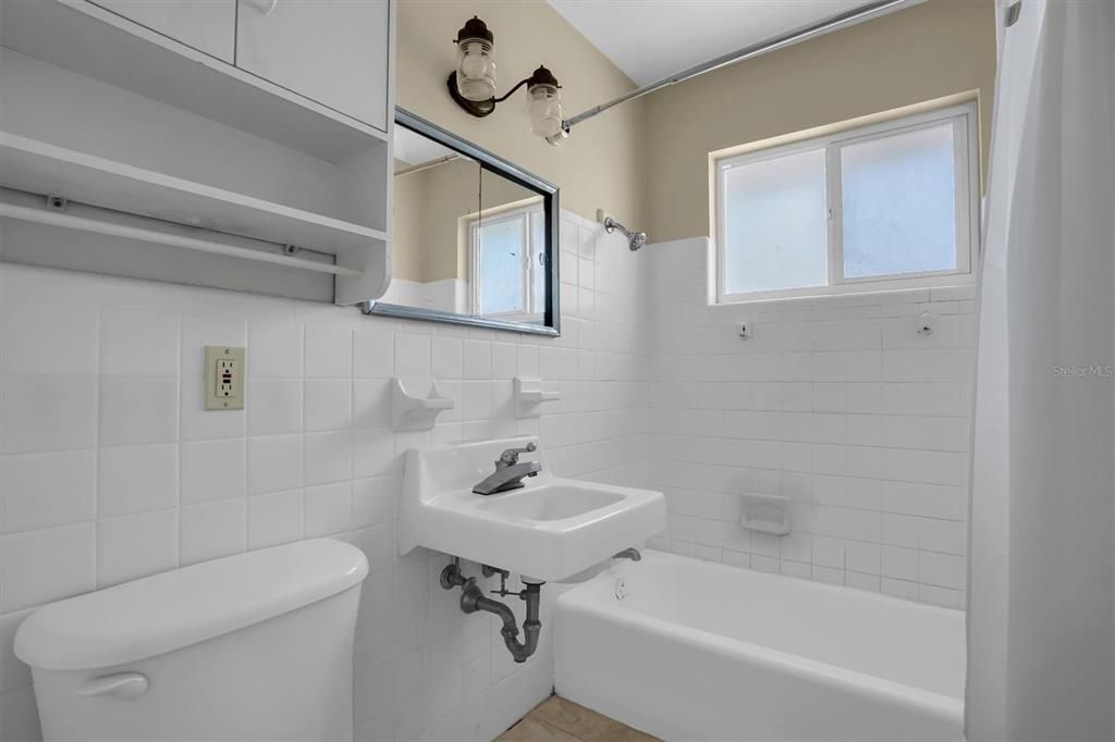 For Rent: $1,850 (2 beds, 1 baths, 735 Square Feet)