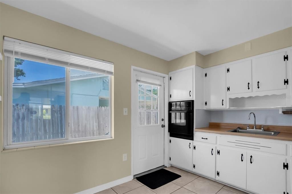For Rent: $1,850 (2 beds, 1 baths, 735 Square Feet)